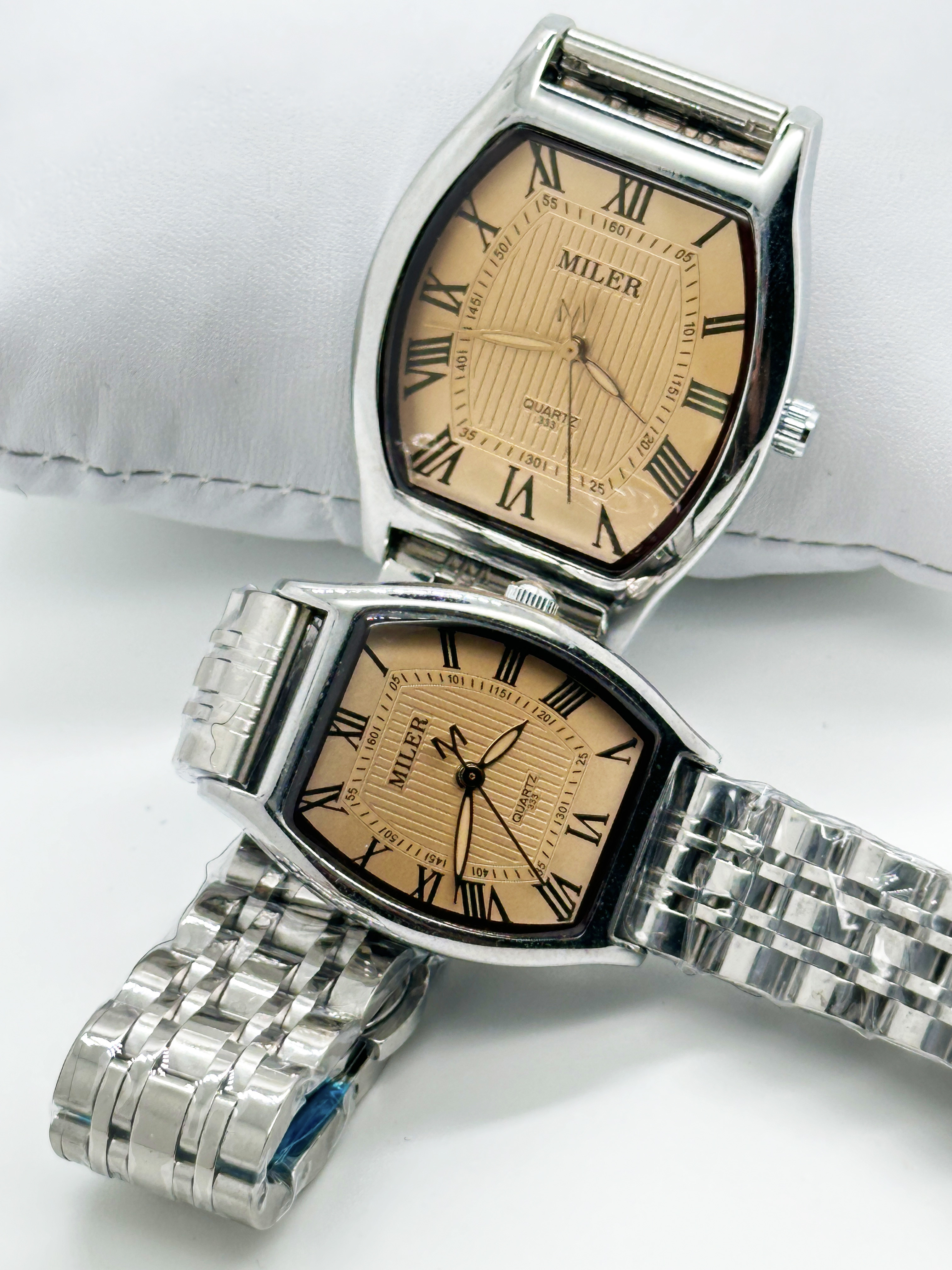 Elegant Analog Quartz Stylish Couple Watch With Stainless Steel Case And Buckle Strap