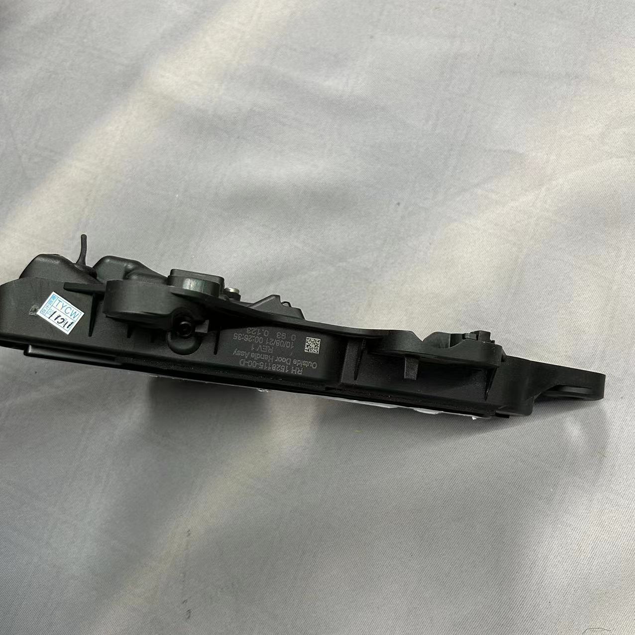 Tesla Model 2019- Front Door Handle 1528115-00-B / 1528114-00-B This Car Part