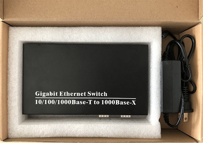 Gigabit Ethernet Fiber Optic Network Switch 10/100/1000M 4 RJ45 And 2 SFP