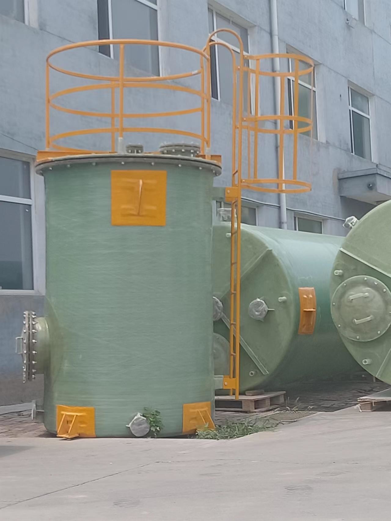 Horizontal Frp Acid Storage Tank In Chemical Production Line 1000mm*1820mm