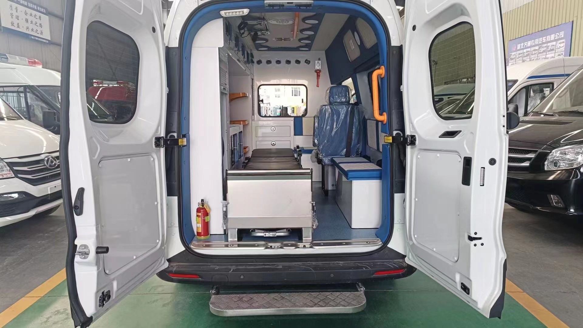 Manual Transmission Emergency Rescue Vehicle With ABS And 2.2T Displacement Ambulance Car