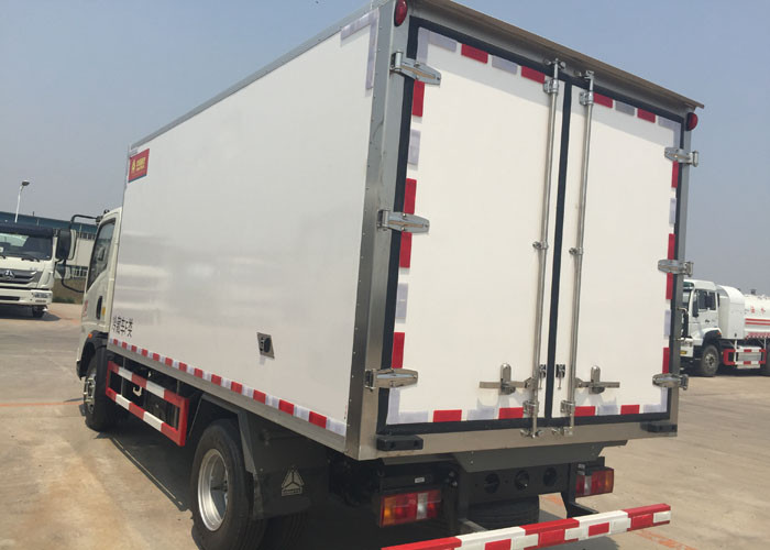 Euro 2 5 Ton Refrigerated Truck For Frozen Foods Transporting XL-300 -18 Degree