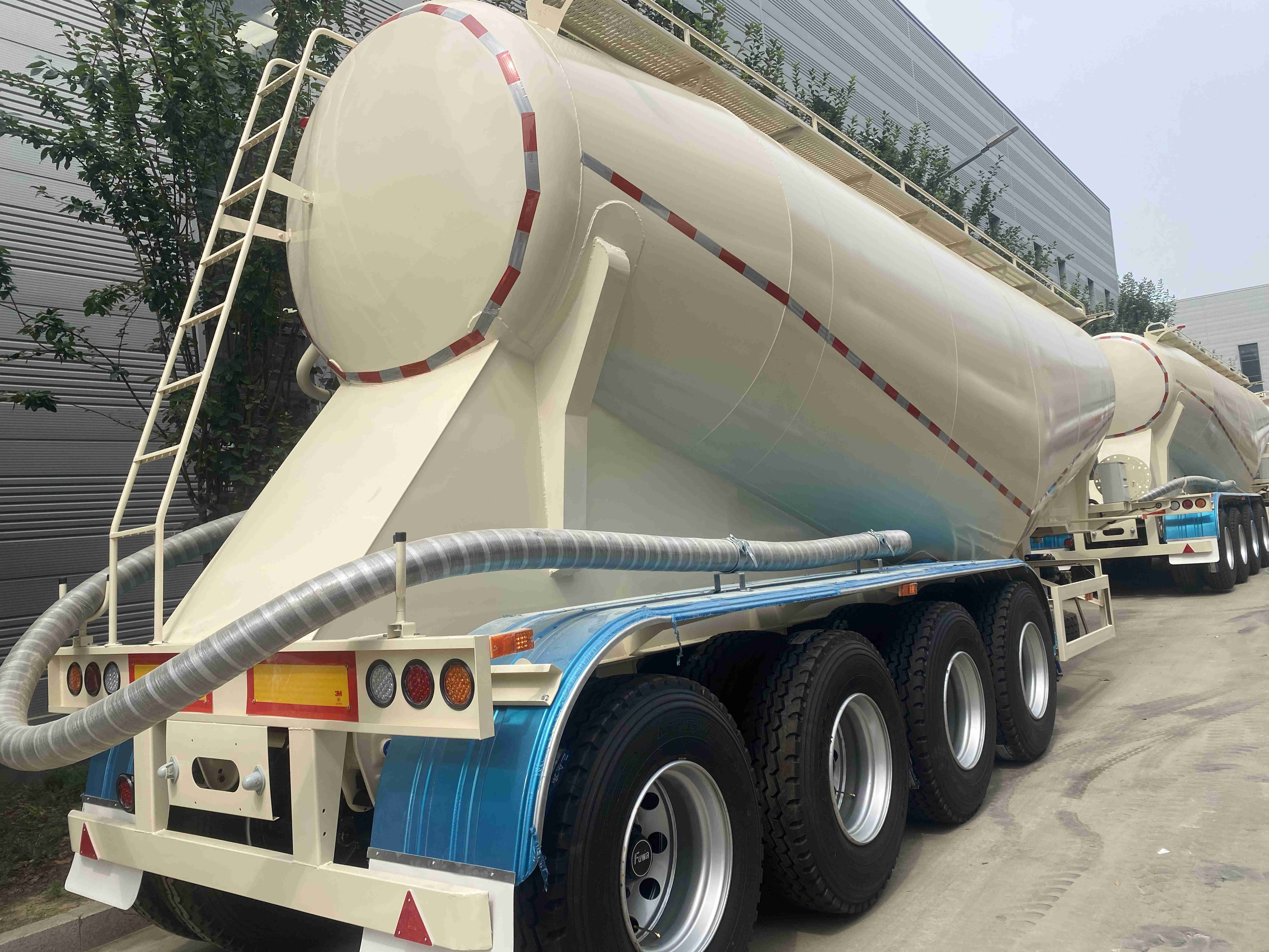 Heavy-Duty Freight Truck in Supplies 4-Axis Bulk Transport Semi-Trailer with Leg Support