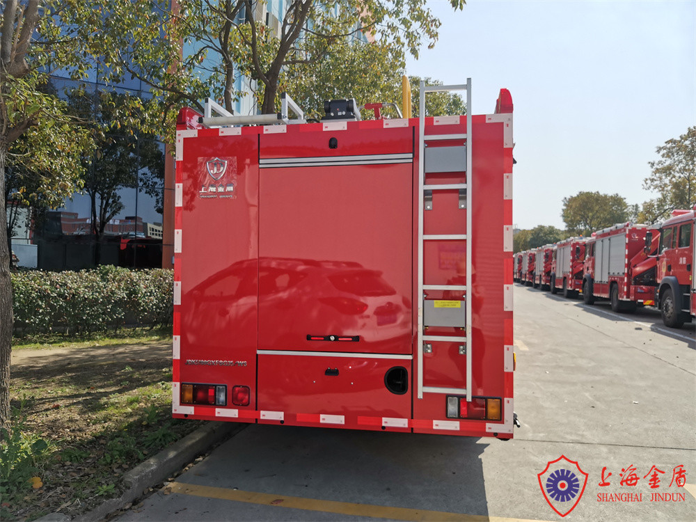 10KG Light Water Tanker Fire Fighting Vehicle With Piston Vacuum Pump 3500 Liters