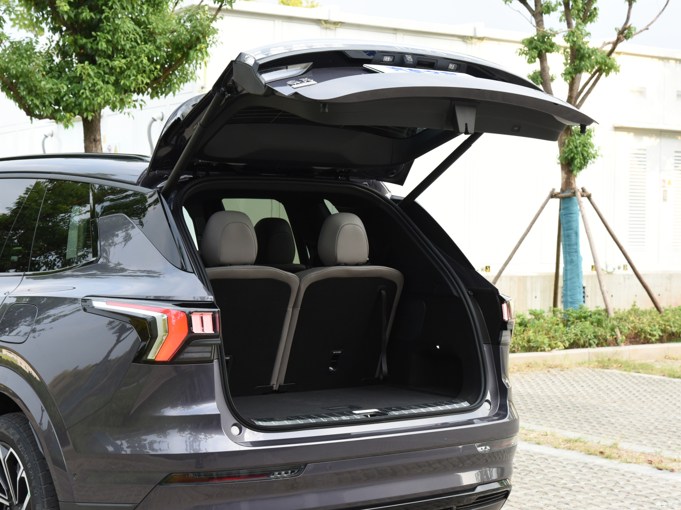 2023 Geely Lynkco 09 EM-P PHEV Petrol electric hybrid suv at with and pure electric cruising range of 150km