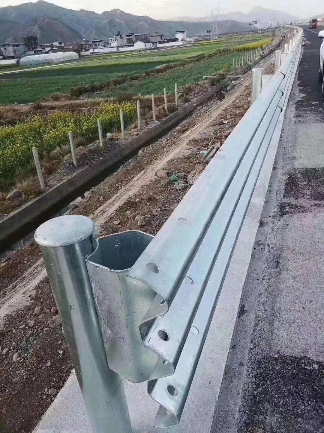 Straight Barrier Galvanized Steel Round Post for Traffic Security and Protection
