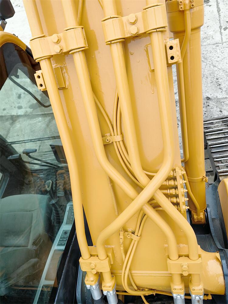The ORIGINAL Used Hyundai Crawler Excavator R220 with 1.05m3 Bucket Capacity in Shanghai