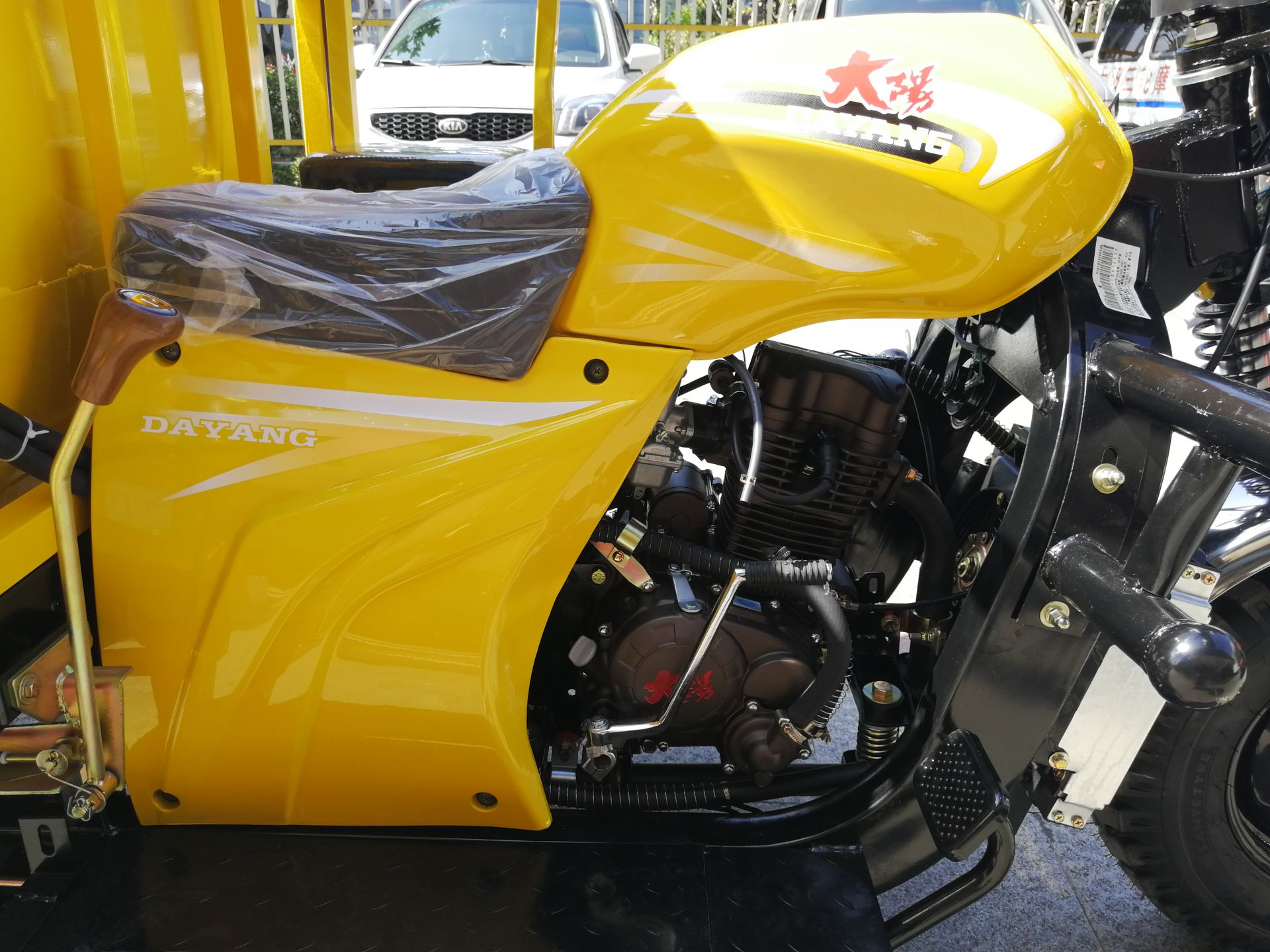 DAYANG Top 10 200CC Motorized Tricycle with 1000L Water Tank and Special Cabin Design