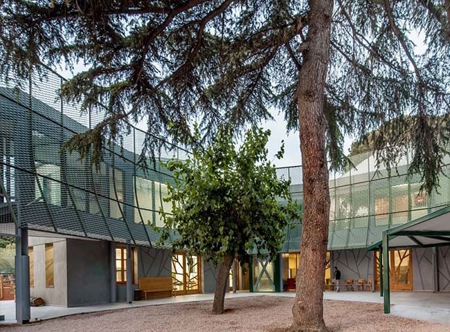 Expanded Metal Sunshade Shields The Building From Strong Sunlight adumbral breeziest