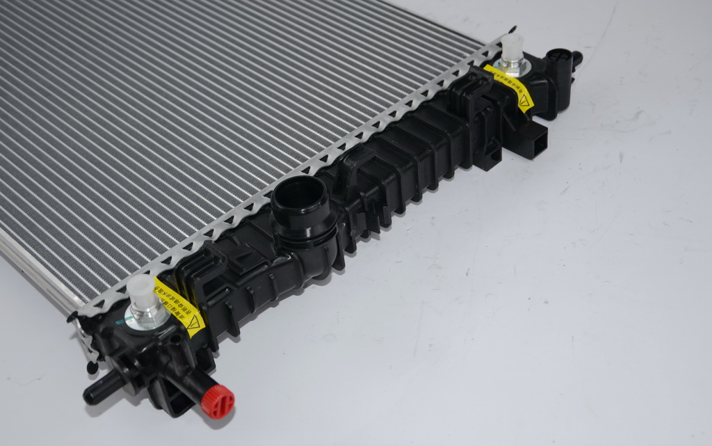 Aluminum Radiator and Plastic Water Tank Perfect for Chevrolet Malibu 1.5T 2012-2019