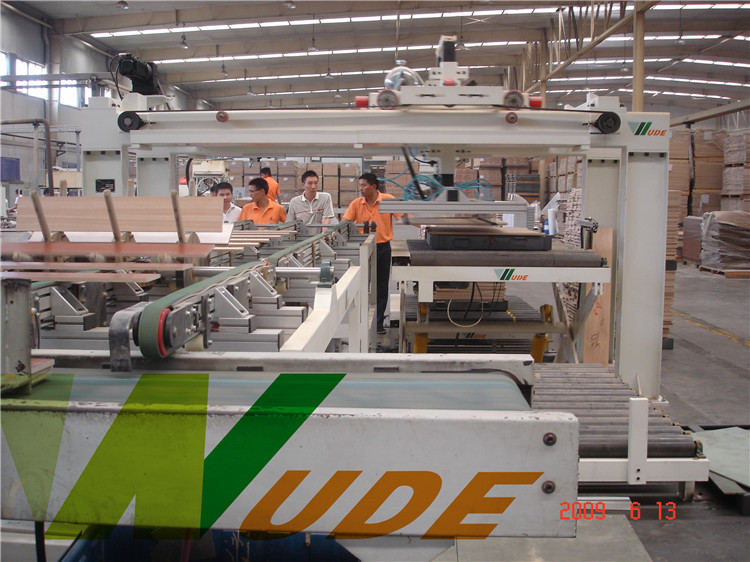 Automated Operation Loading And Unloading Equipment For Flooring Production Line