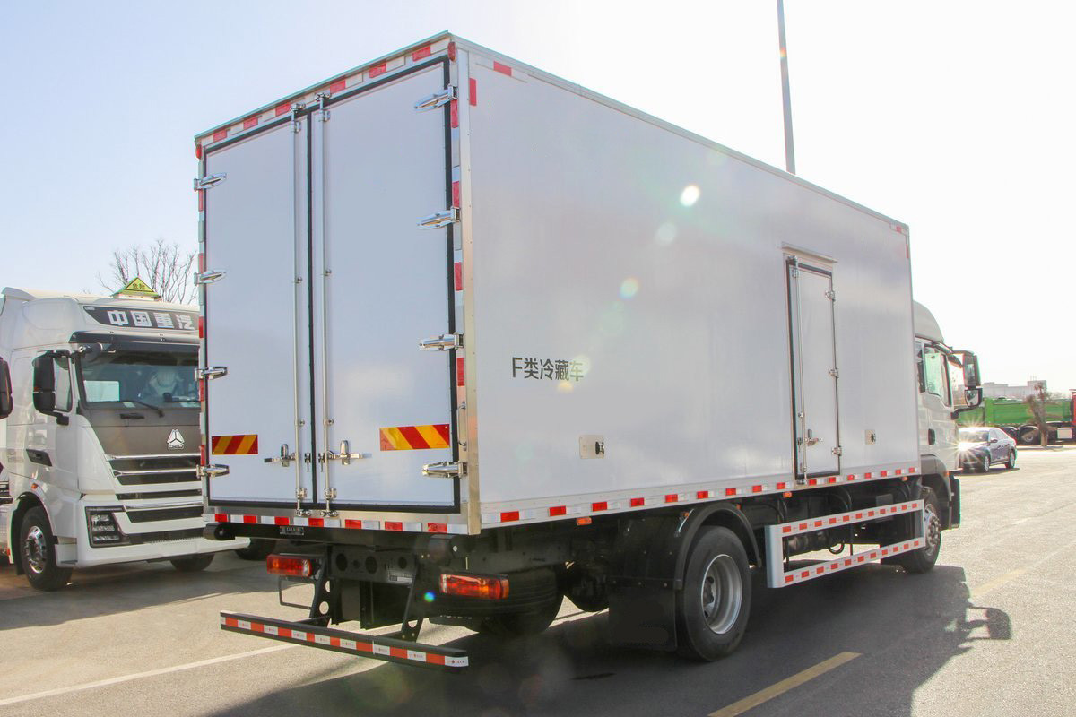 Howo ZZ5187 Freight Refrigerated Truck Diesel 8-Speed 220hp 4X2 6.8m Deflector Row Half Cab White Body Three-Door