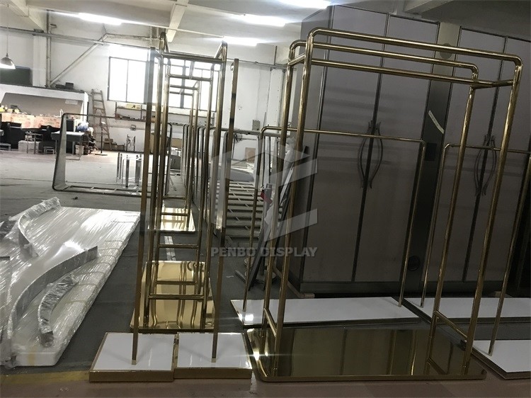 CNC Iron Garment Store Display Stands Racks T4 Lighting