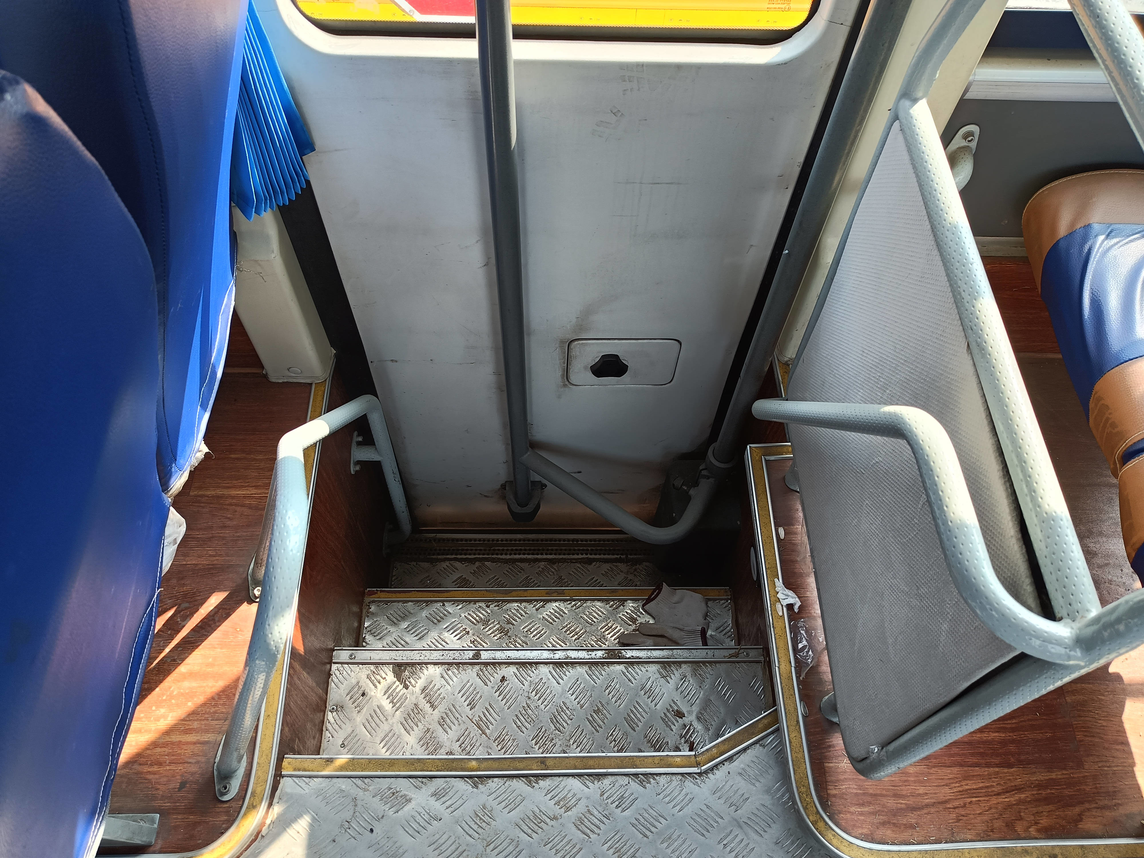 Bus Use In Africa Youngtong ZK6115 Double Door Sliding Window 47 Seats Diesel Engine A/C