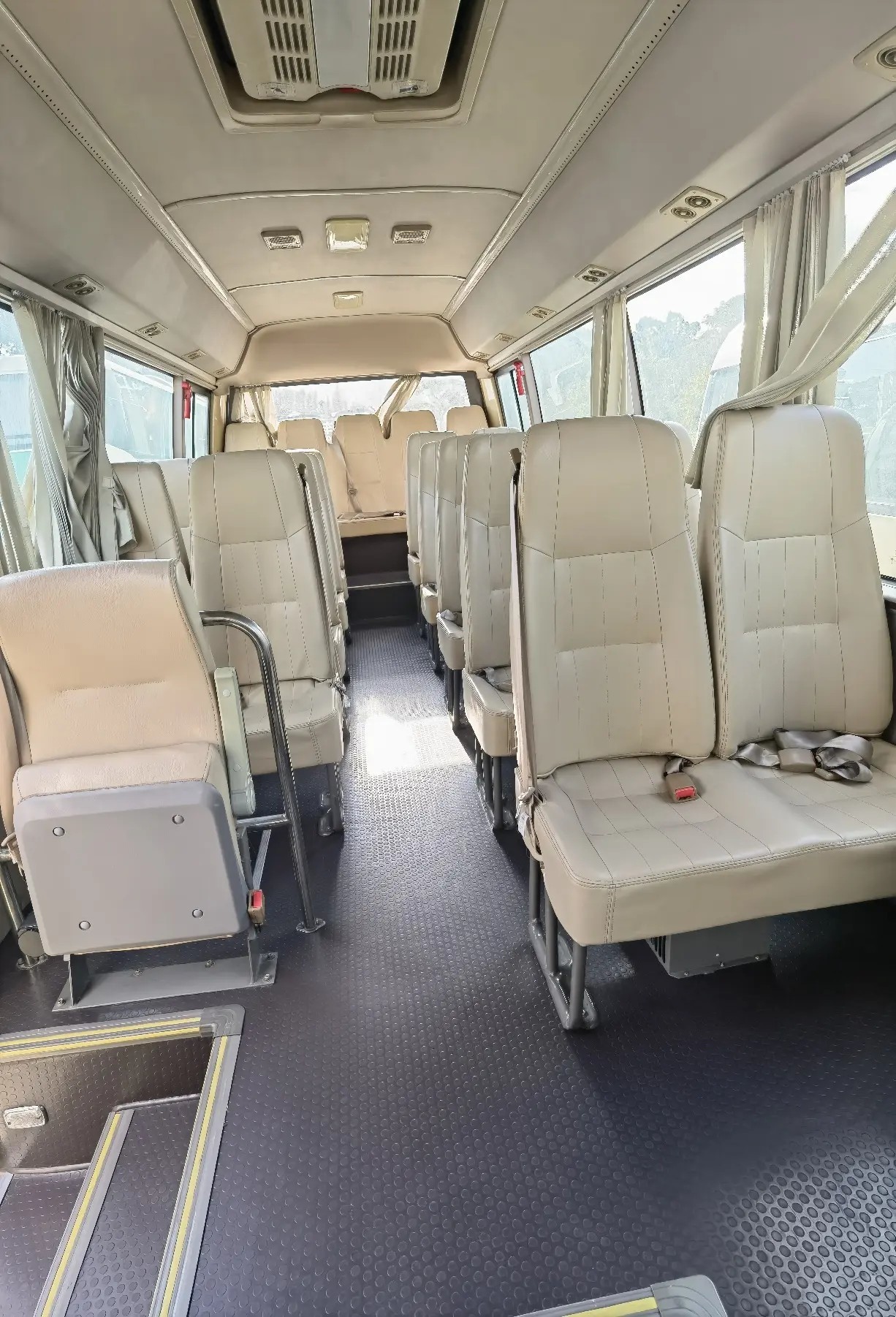 Used Small Bus 28 Seats Front Engine 7 Meters Air Conditoner 5250kg Curb Weight 150hp Golden Dragon XML9729