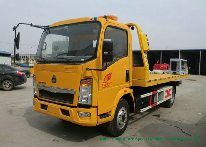 HOWO Light Duty Flatbed Tow Truck Carrier For Car / SUV Road Recovery 3 - 5 Ton