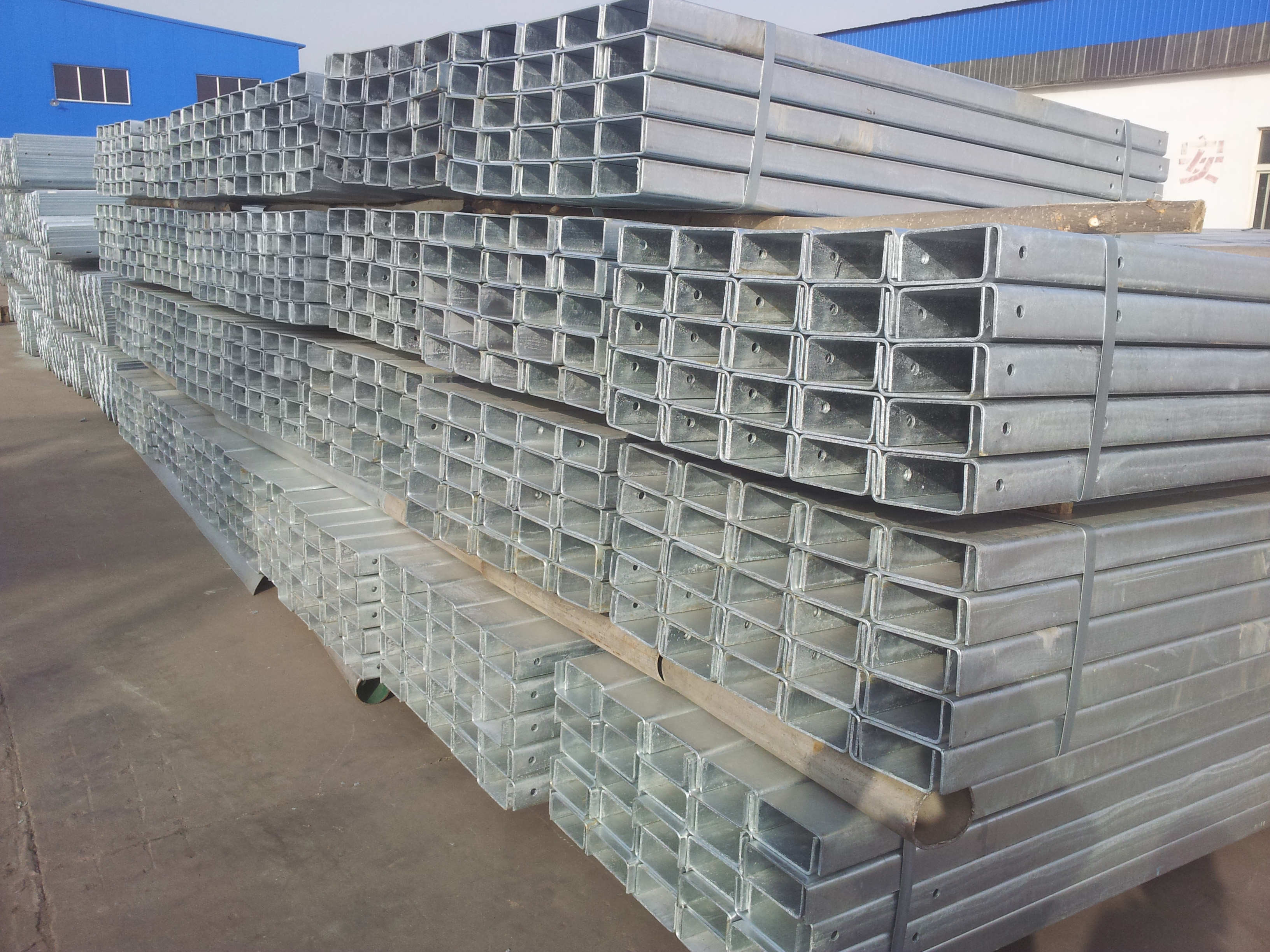 Anti-corrosion Galvanized Metal Flange Post for Roadway Safety and Reliability