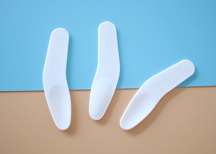 62.9mm Plastic Makeup Tool Cream Cosmetic Spatula Scoop White Color