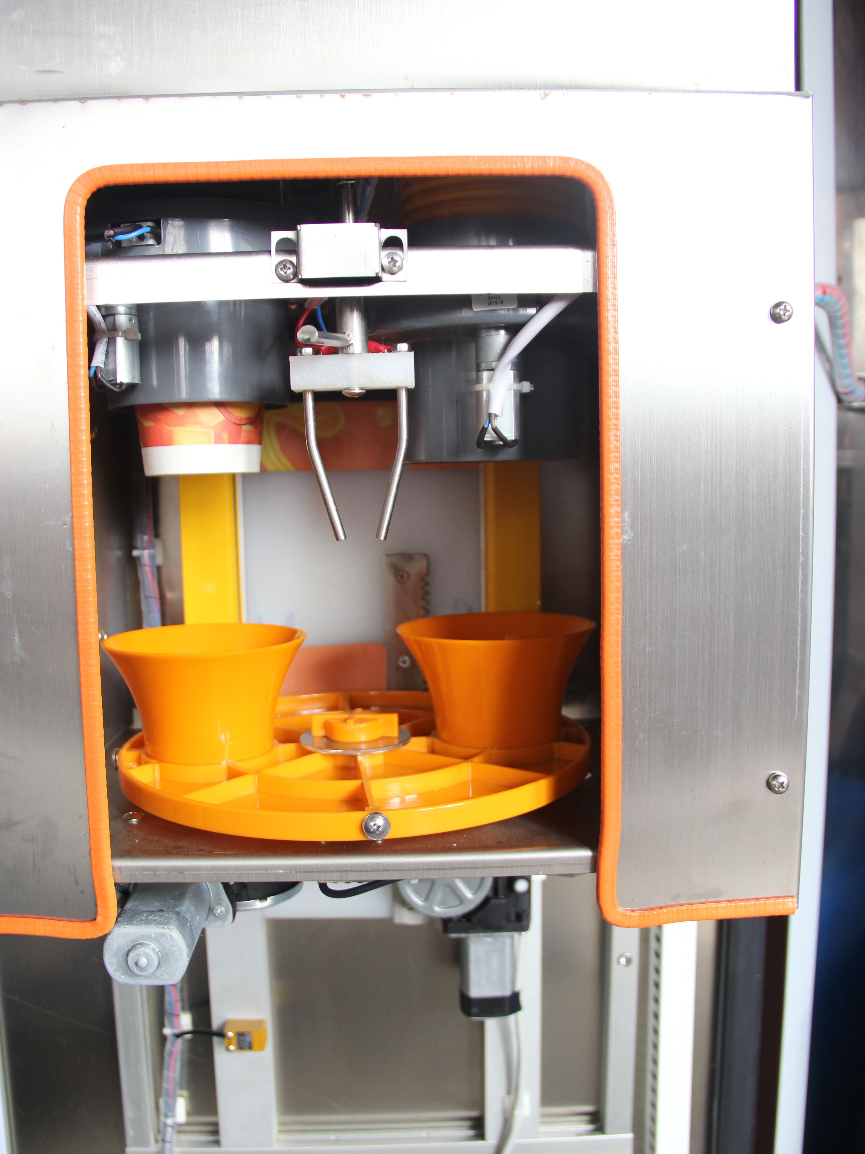 Electric Freshly Squeezed Orange Juice Vending Machines With LED Display Screen