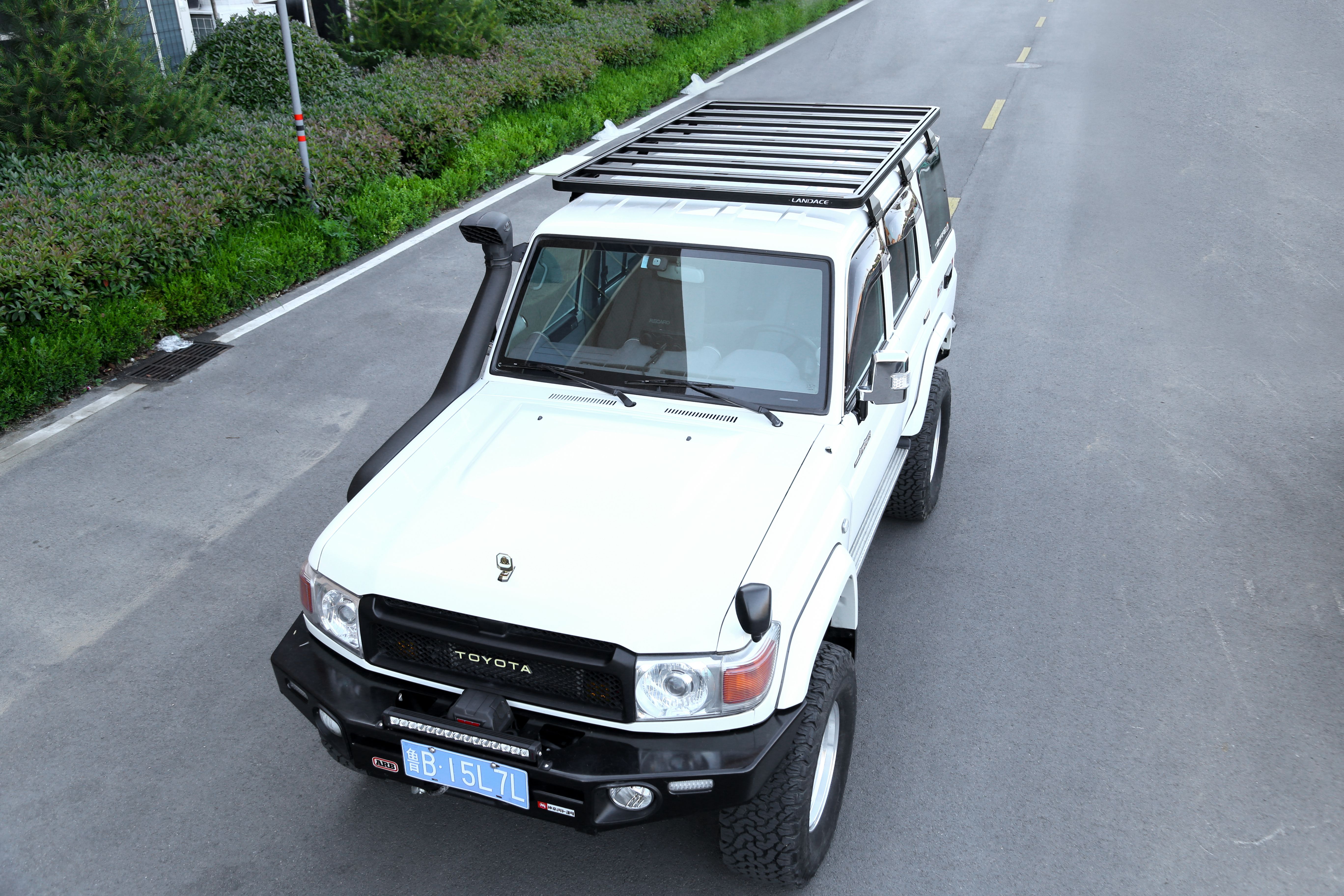 Toyota Lc 76 4x4 Vehicle Accessories Flat Roof Racks with Power Coating and Aluminum