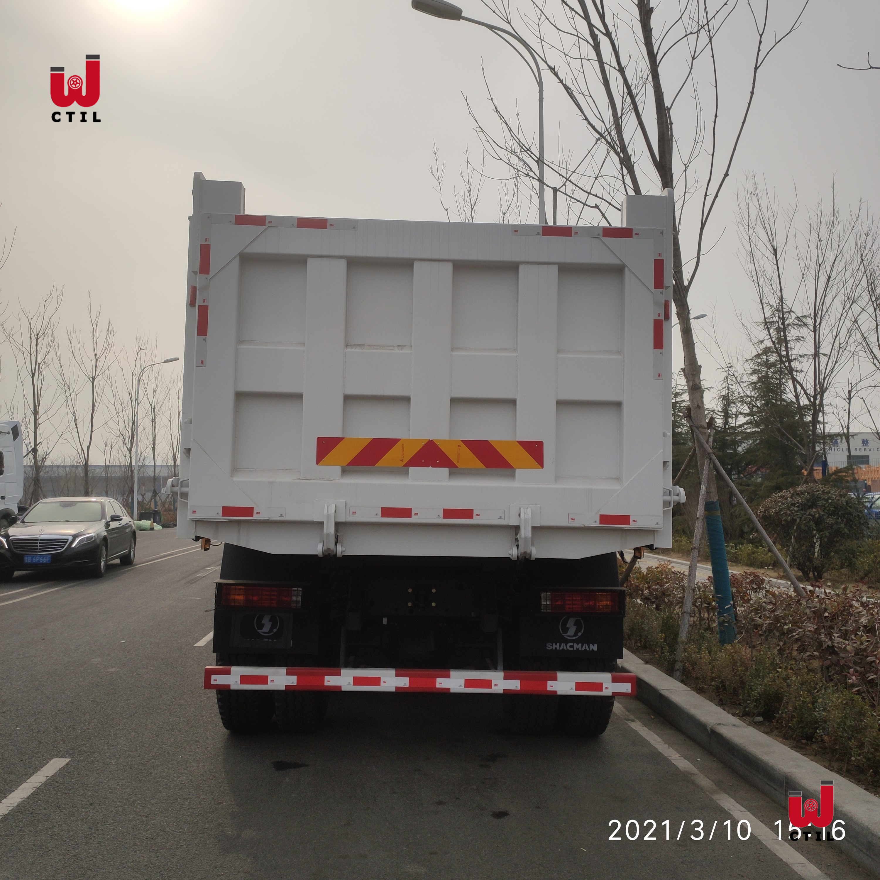Dump truck