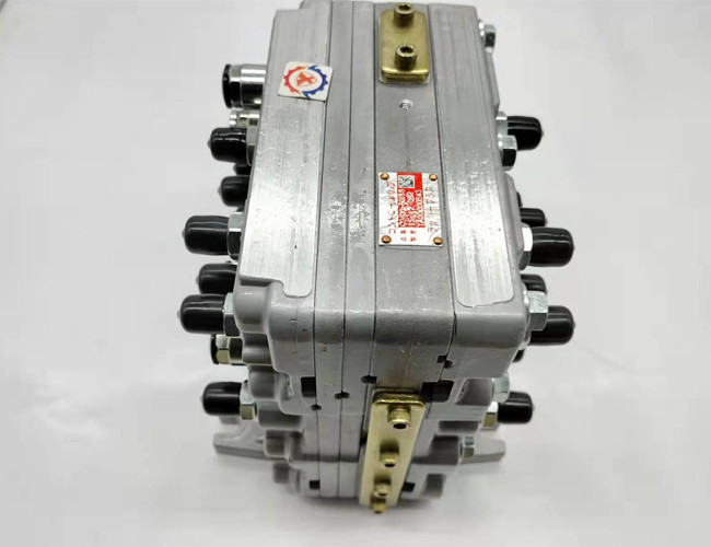 ZAX210 ZAX200 Excavator Electrical Parts Shuttle Valve Hitachi 4645278 C0400-60018 YA00000543