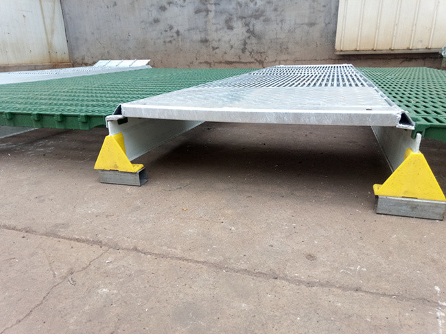 OEM Clean Durable Steel Tri Bar Pig Farm Equipment
