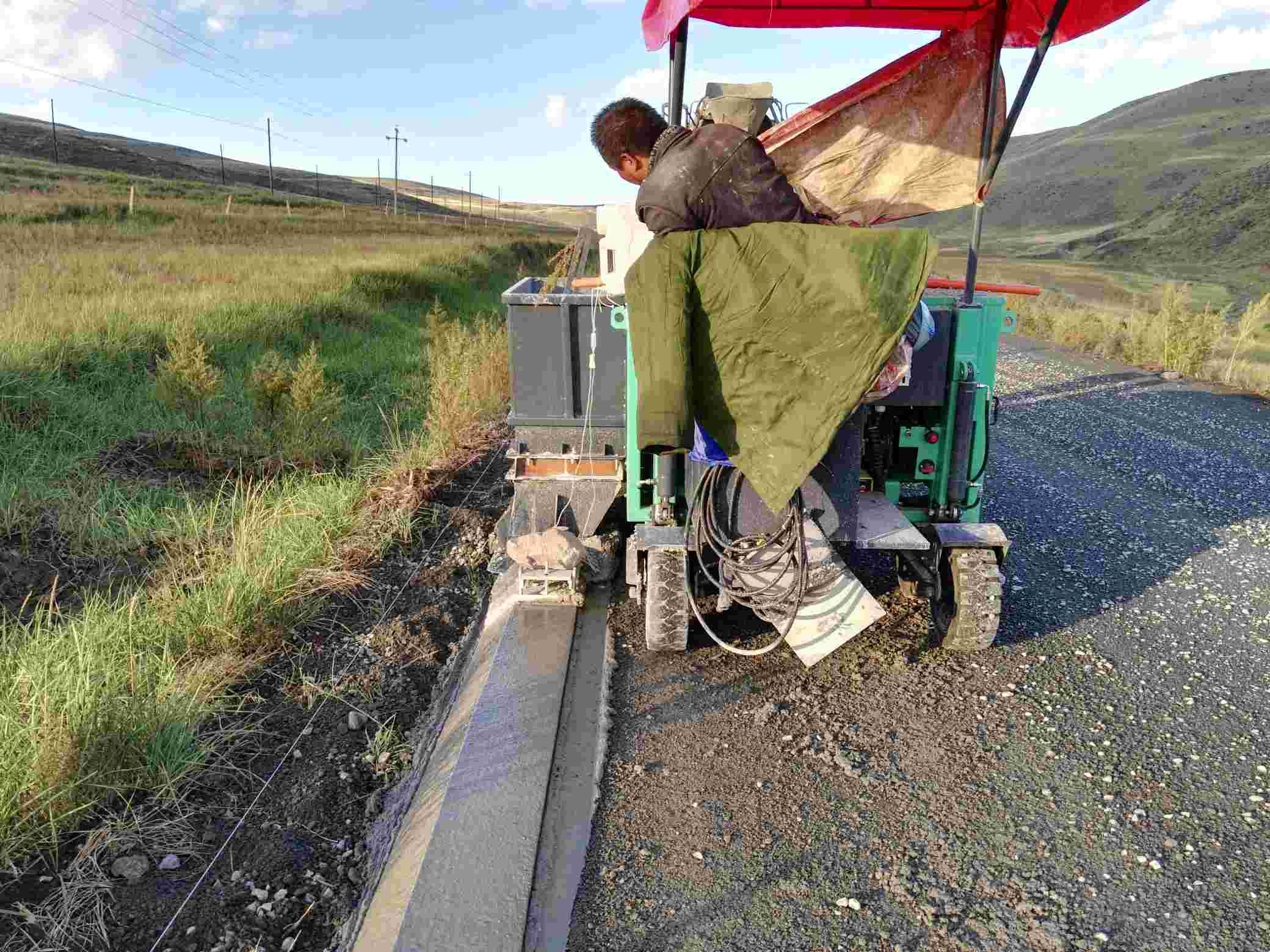 SMC-521B Slipform Paver Machine High Precision Automatic Leveling And Steering