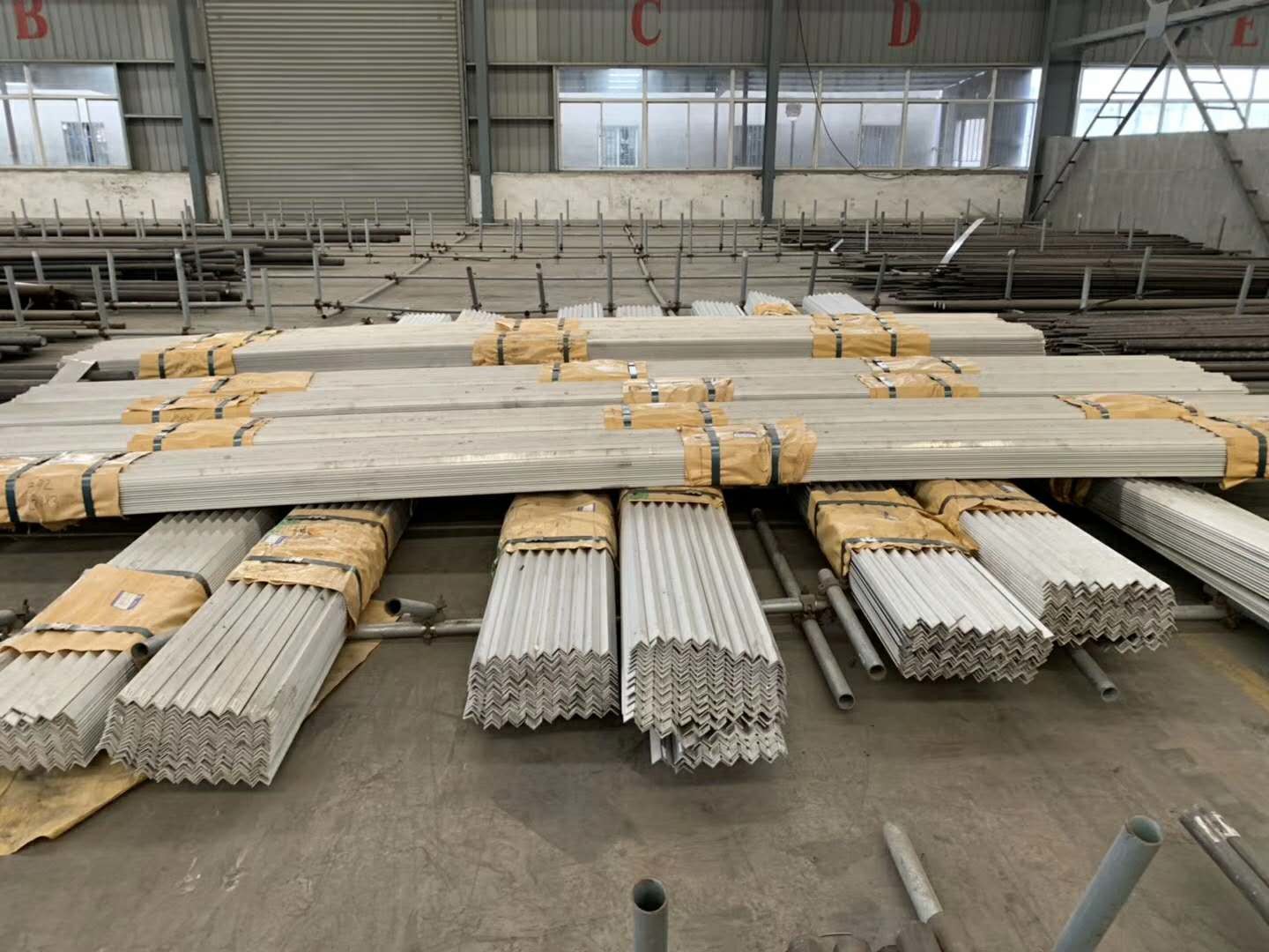 Hot Rolled SS316L Bending Stainless Angle Bar Equal And Unequal 1-12m Length