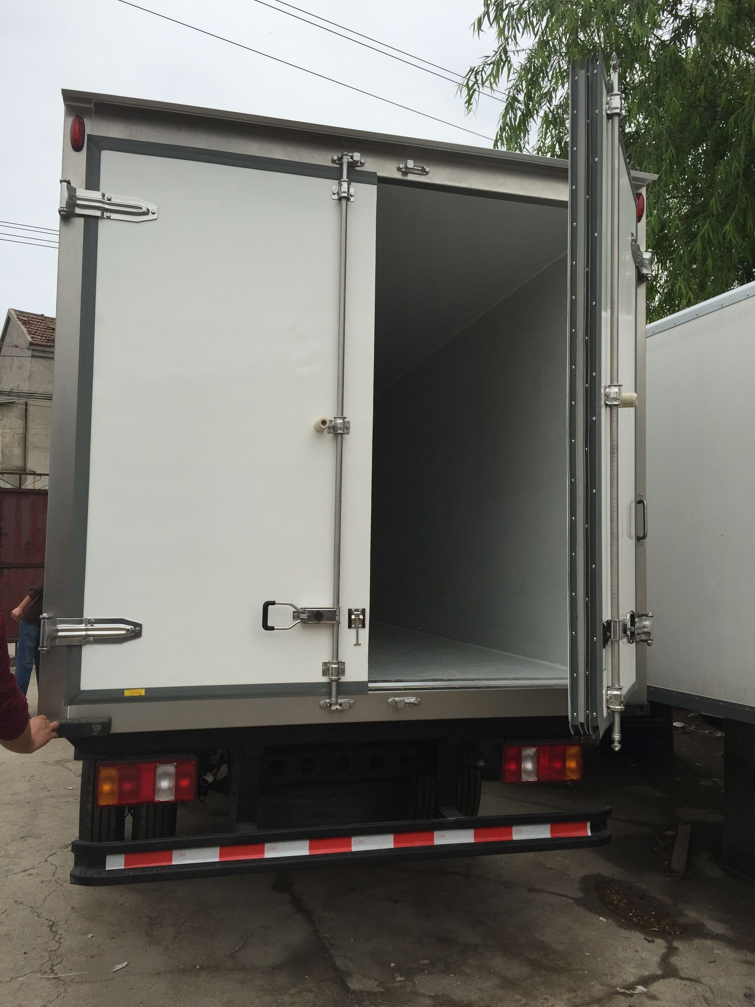 HOWO Disel Engine Light Duty Commercial Trucks, wheelbase3360;tyre nos6,Total weight 4495kg, white color orother color
