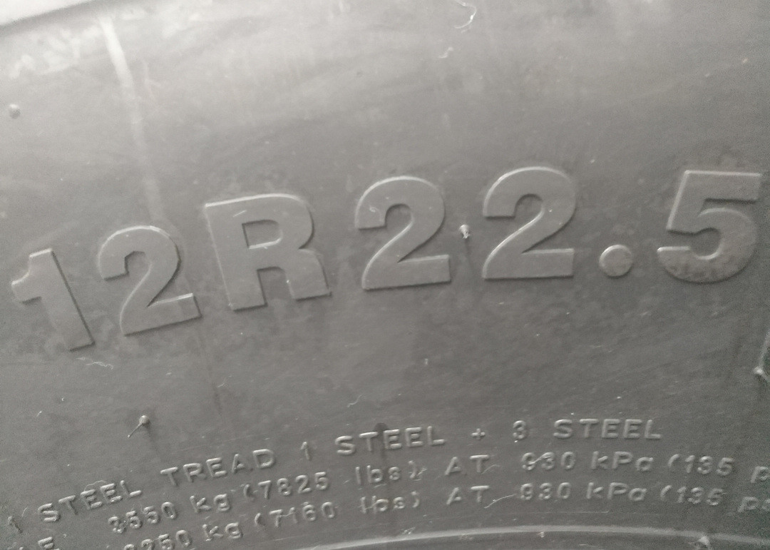 Triple Grooves All Season Truck Tires Rib Type Tread 12R22.5 Compact Size