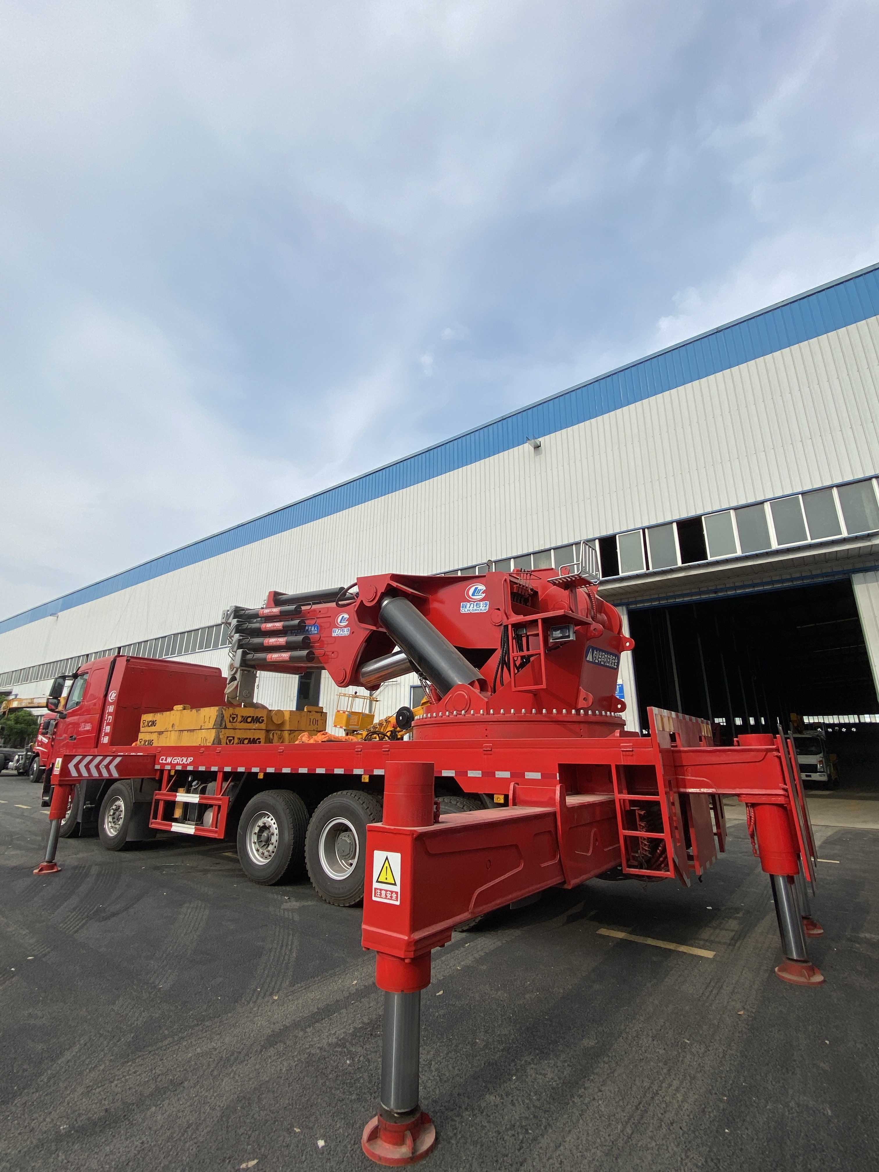 30 Ton Crane 28 Tons Rail Mounted Tower Crane 8 Section Boom Hydraulic Truck Crane