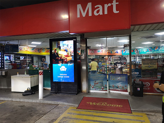 LCD 43 Vertical Digital Signage FCC Free Standing Digital Display Screens