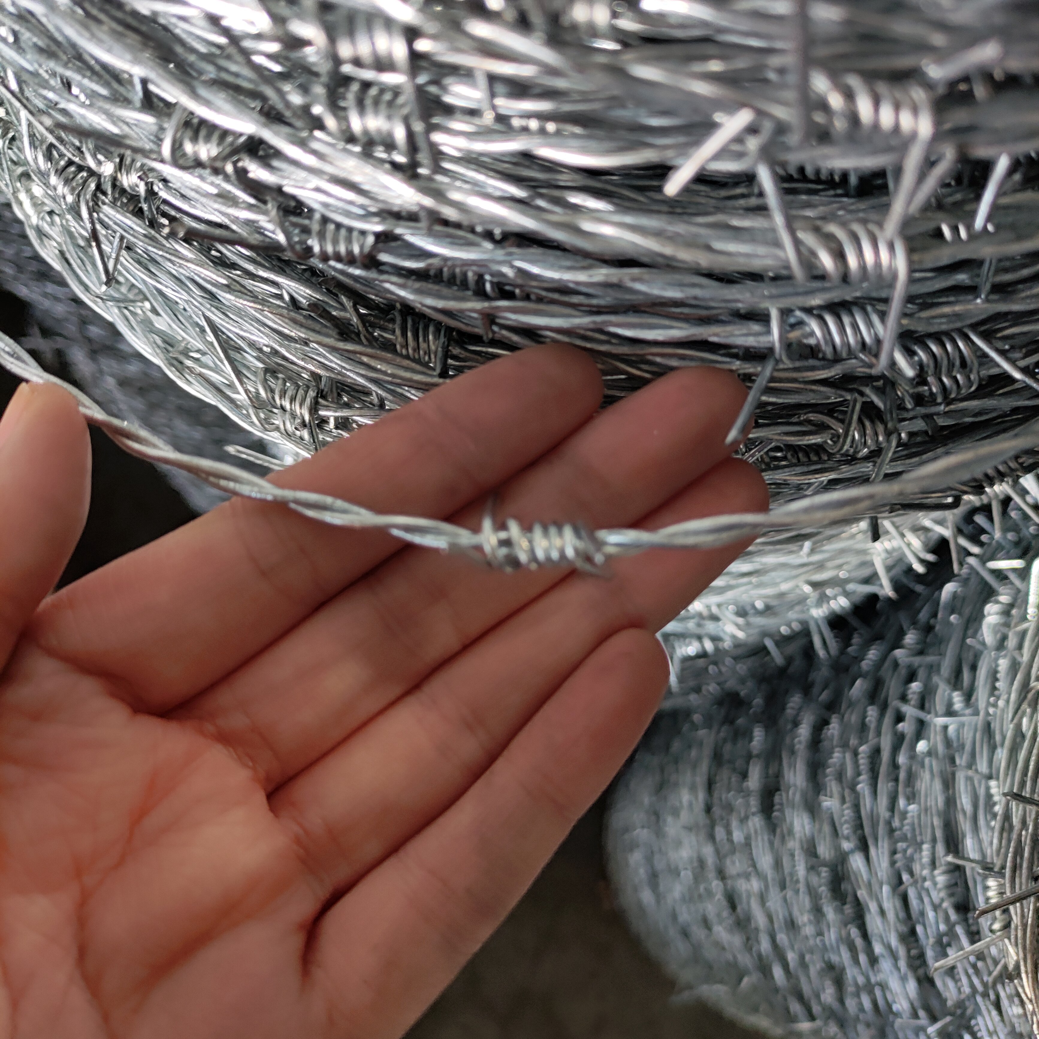 16G galvanized wire barbed fencing 100m, 250m 500m 1.6mm barbed wire fence price per roll