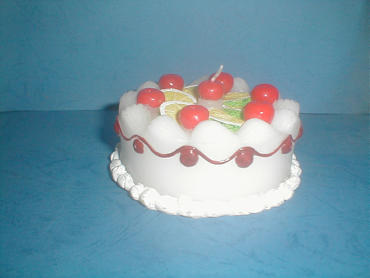 White paraffin beutiful cake candle handmade drawing packed into gift box wrapped by the silk ribbon
