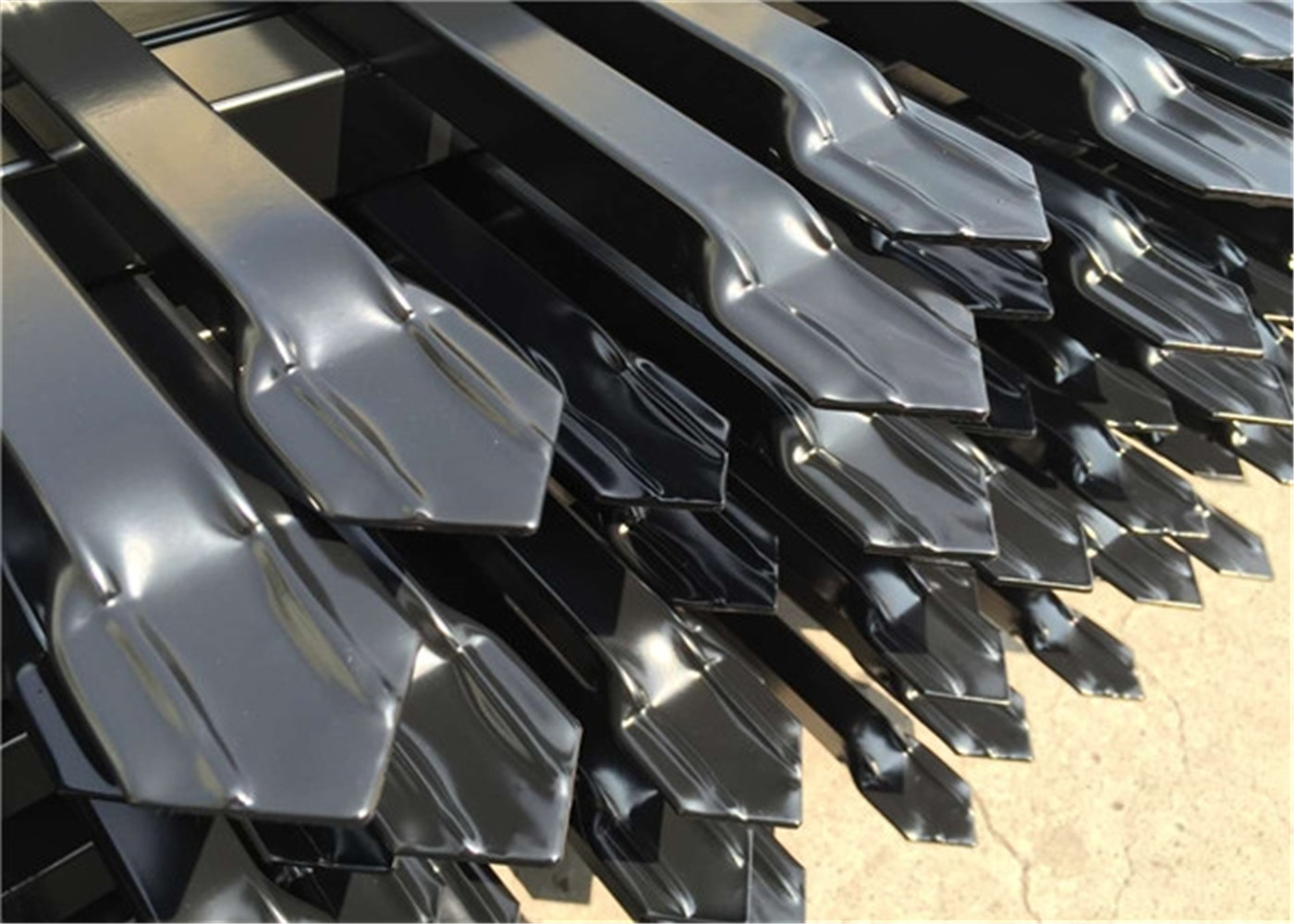 2400mm length Crimped spear metal garrison fence supplier