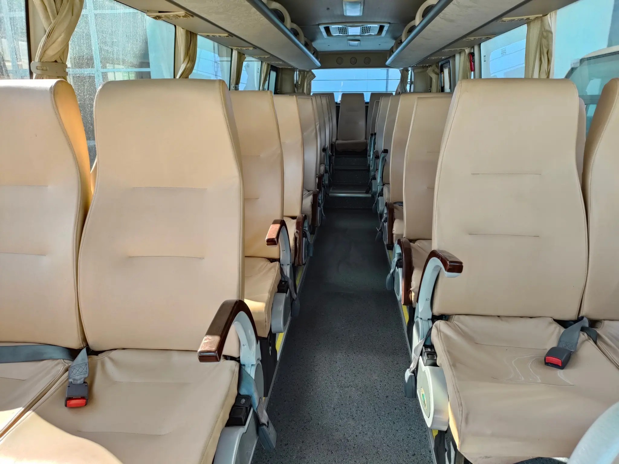2nd Hand Coach 37 Seats Single Door Air Conditioner EURO IV Manual Transmission Used Golden Dragon Bus XML6857