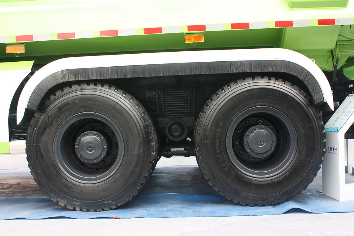 6*4 Drive Mode Used Construction Trucks Beiben 336hp Left Hand Drive Euro 4 Flat Cab