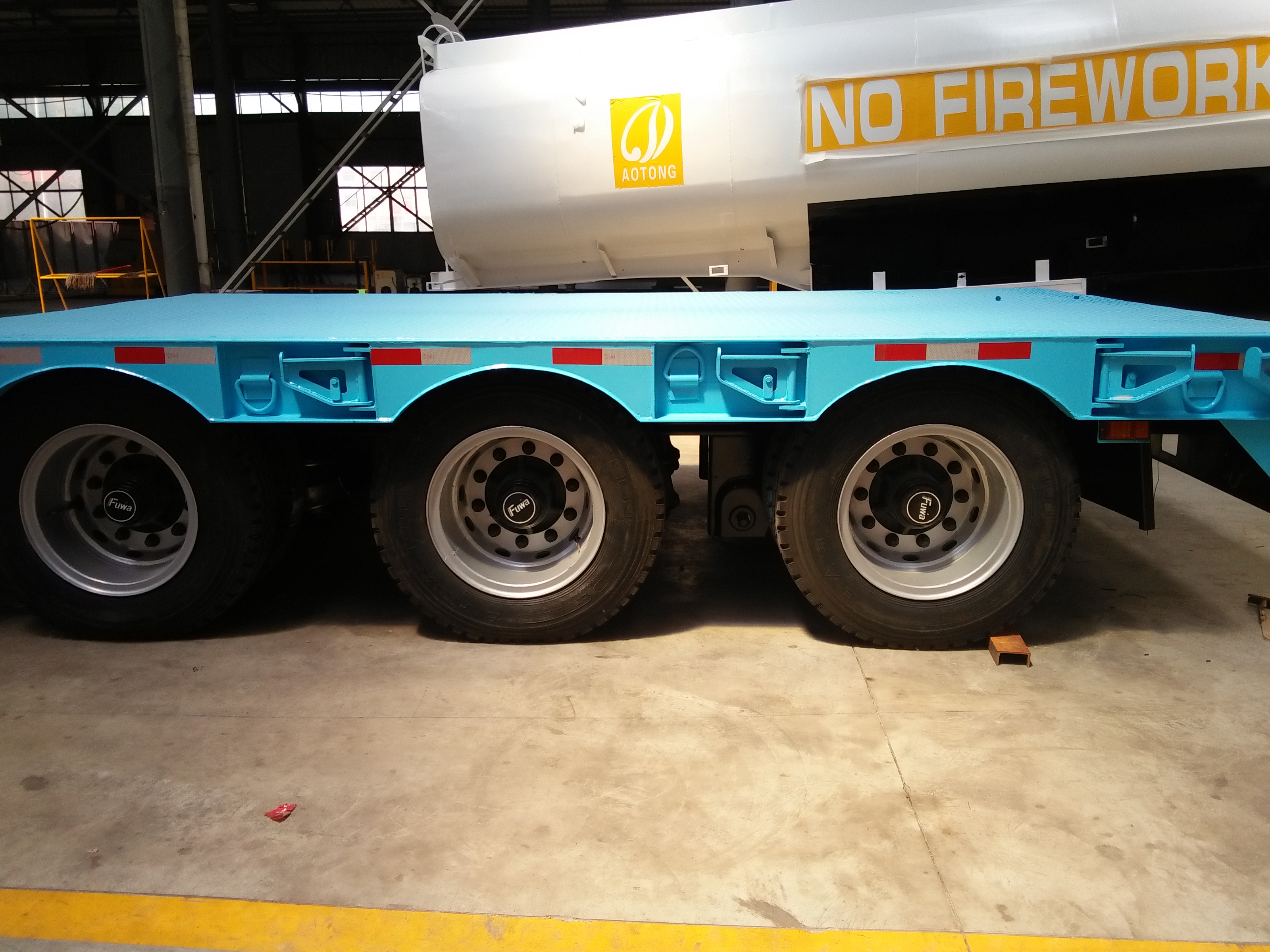 3 Axle Front Load Low Bed Trailer with Hydraulic Detachable Gooseneck and ABS Optional