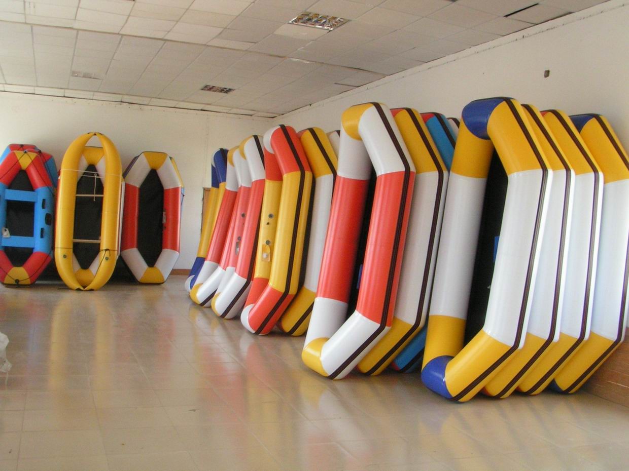 Blue Inflatable River Raft PVC Reinforced Bottom 4 Person Inflatable Raft