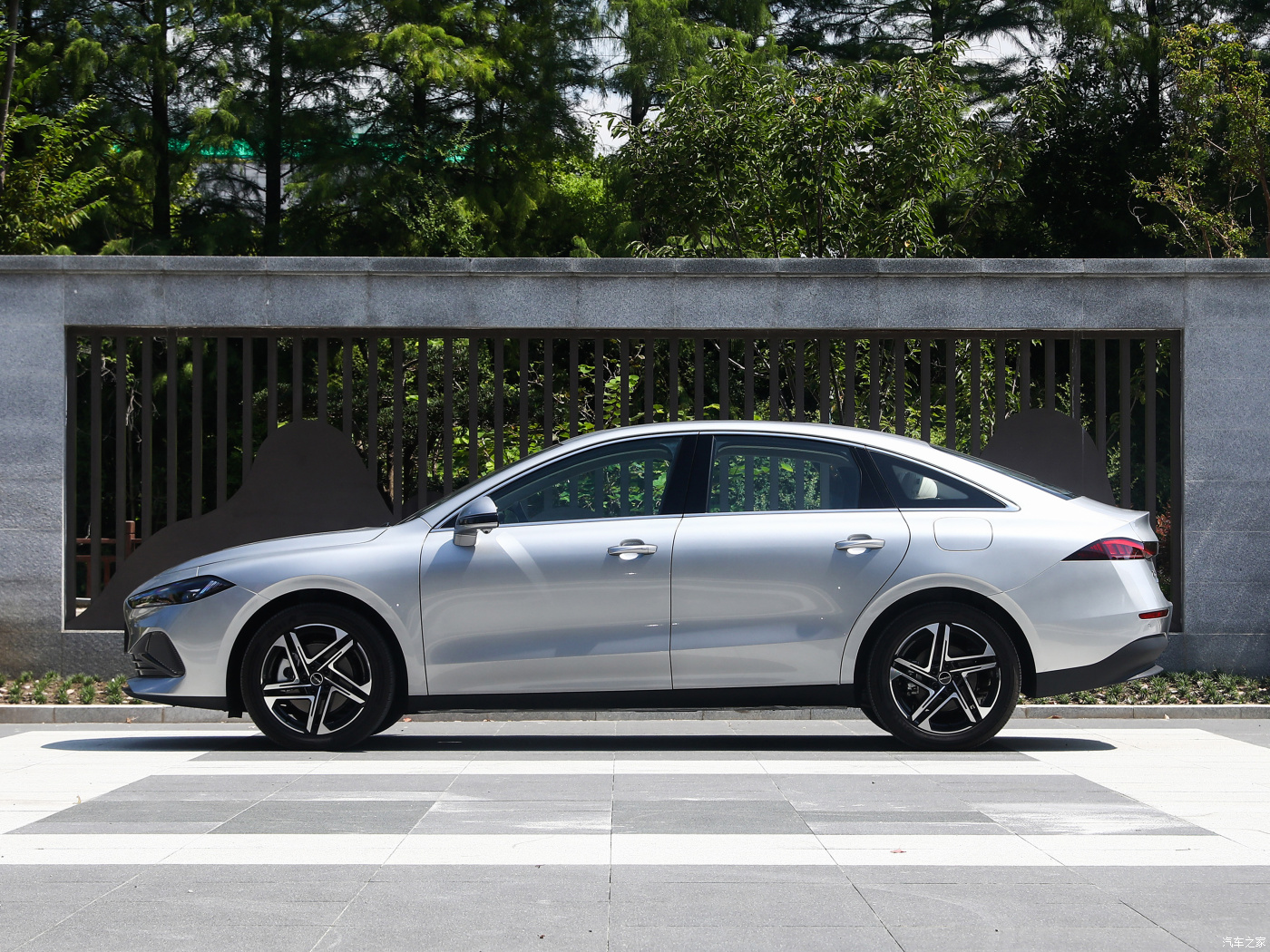 Body structure 4-door 5-seat SEDAN PLUG IN HYBRID Electric Car by ROEWE D7 DMH BIG Energy Vehicle