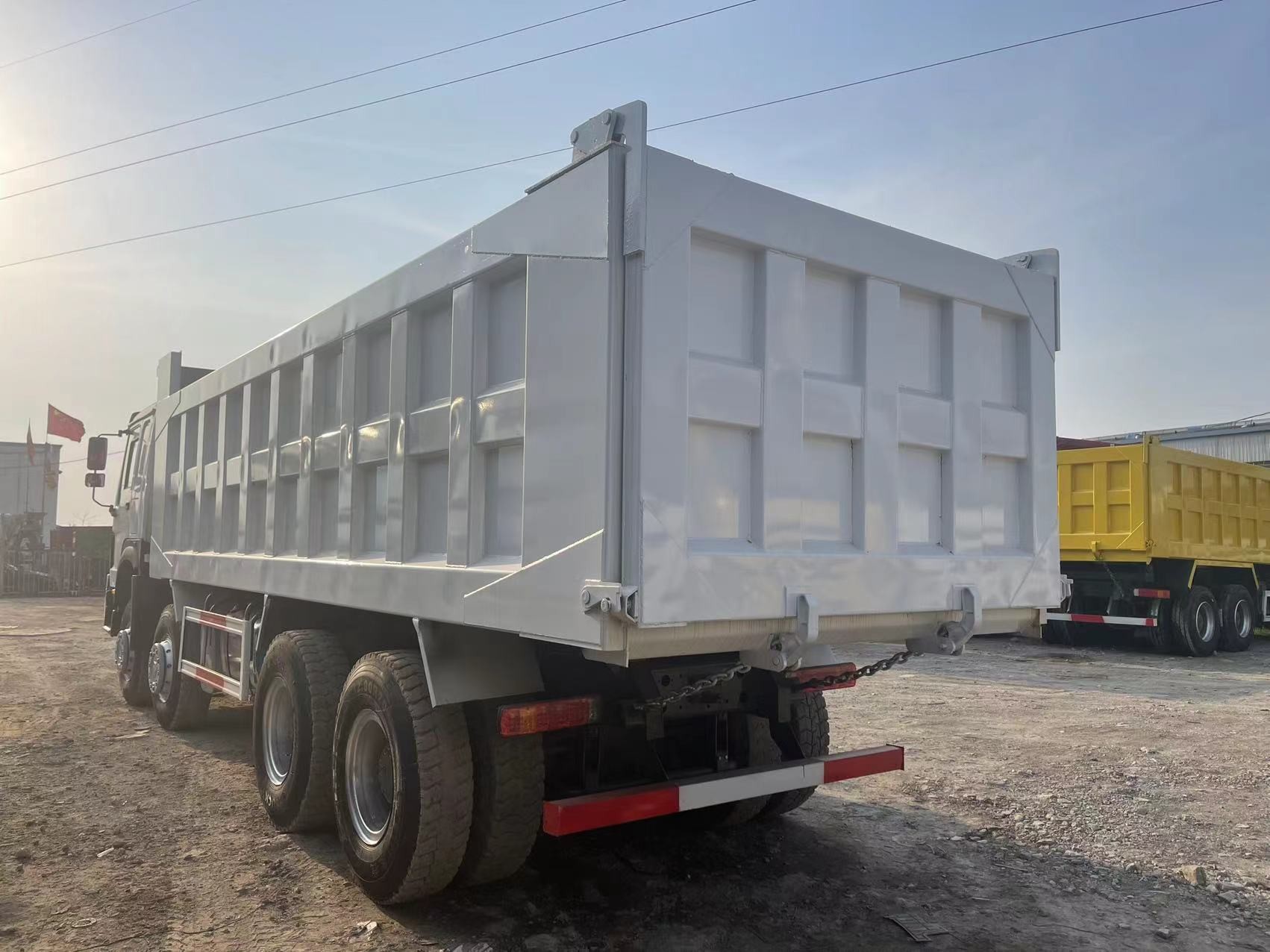 Powerful Diesel Engine Heavy Duty Tipper 8x4 for Heavy Load Transportation 18-23 Cubic Yards