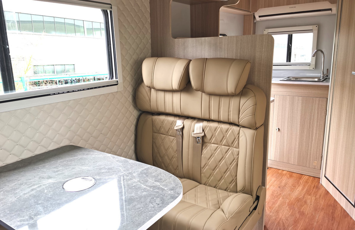 Box Truck Container Wuling Motor Home Car 5.8 Meters With Toilet Comfortable Bed And Sofa