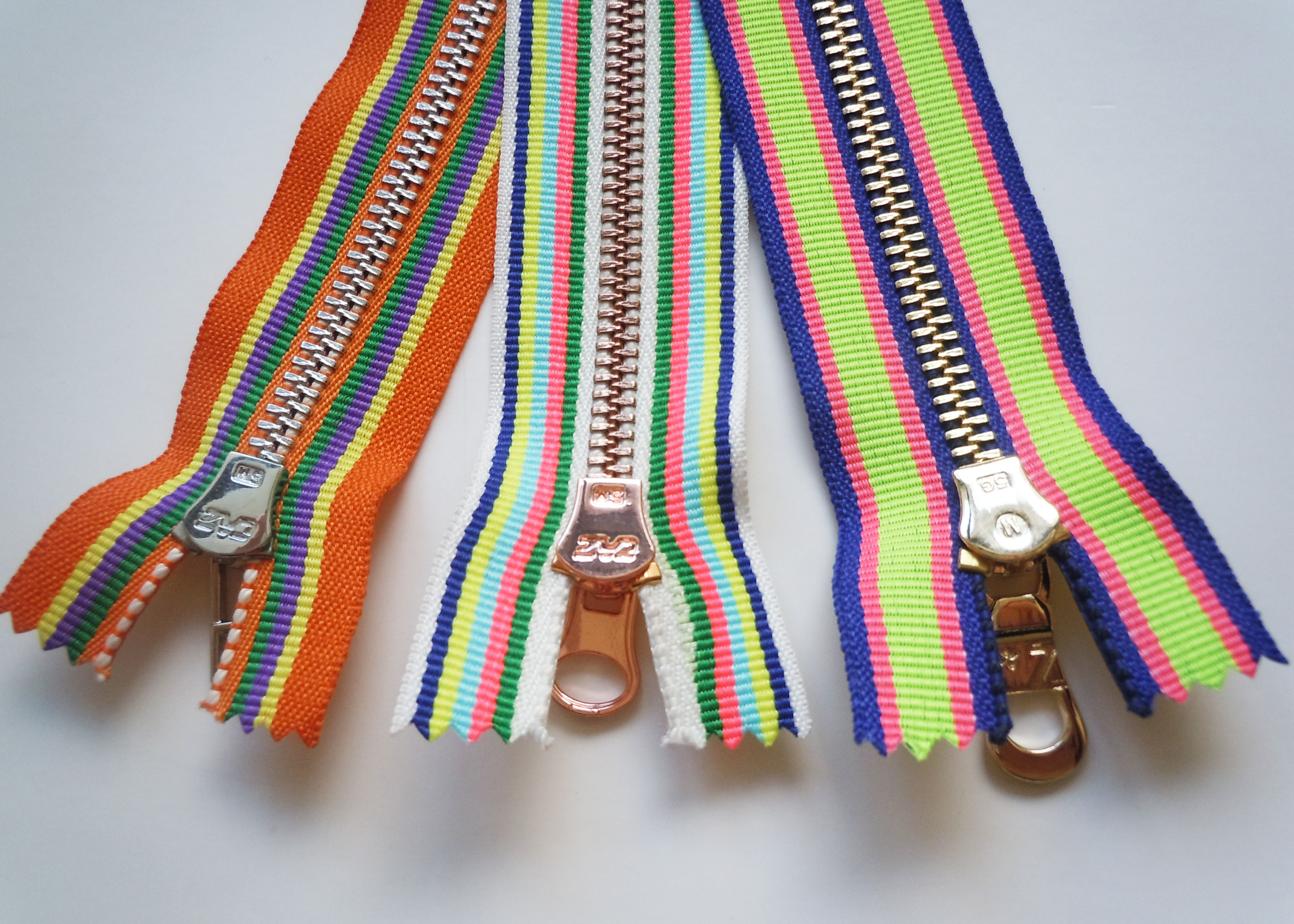 Environmental Protection Sewing Notions Zippers With Colorful Background Fabric For Garment / Bags