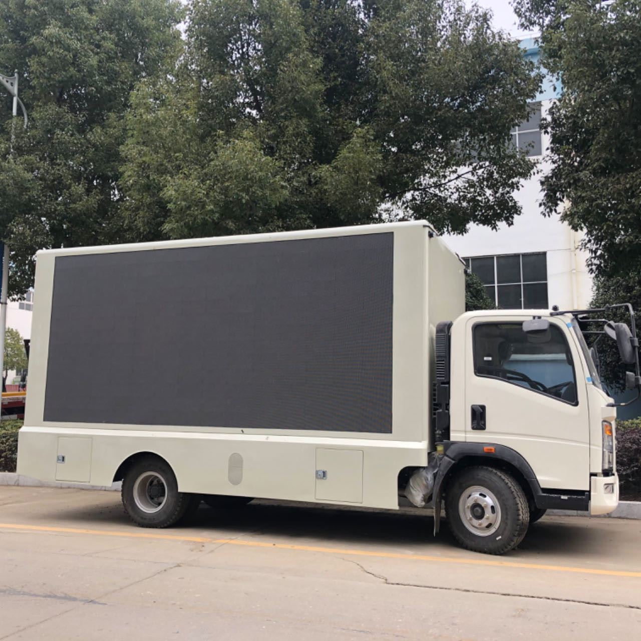 Howo LHD RHD 6 Wheel Euro5 Diesel 87hp Led Advertising Truck