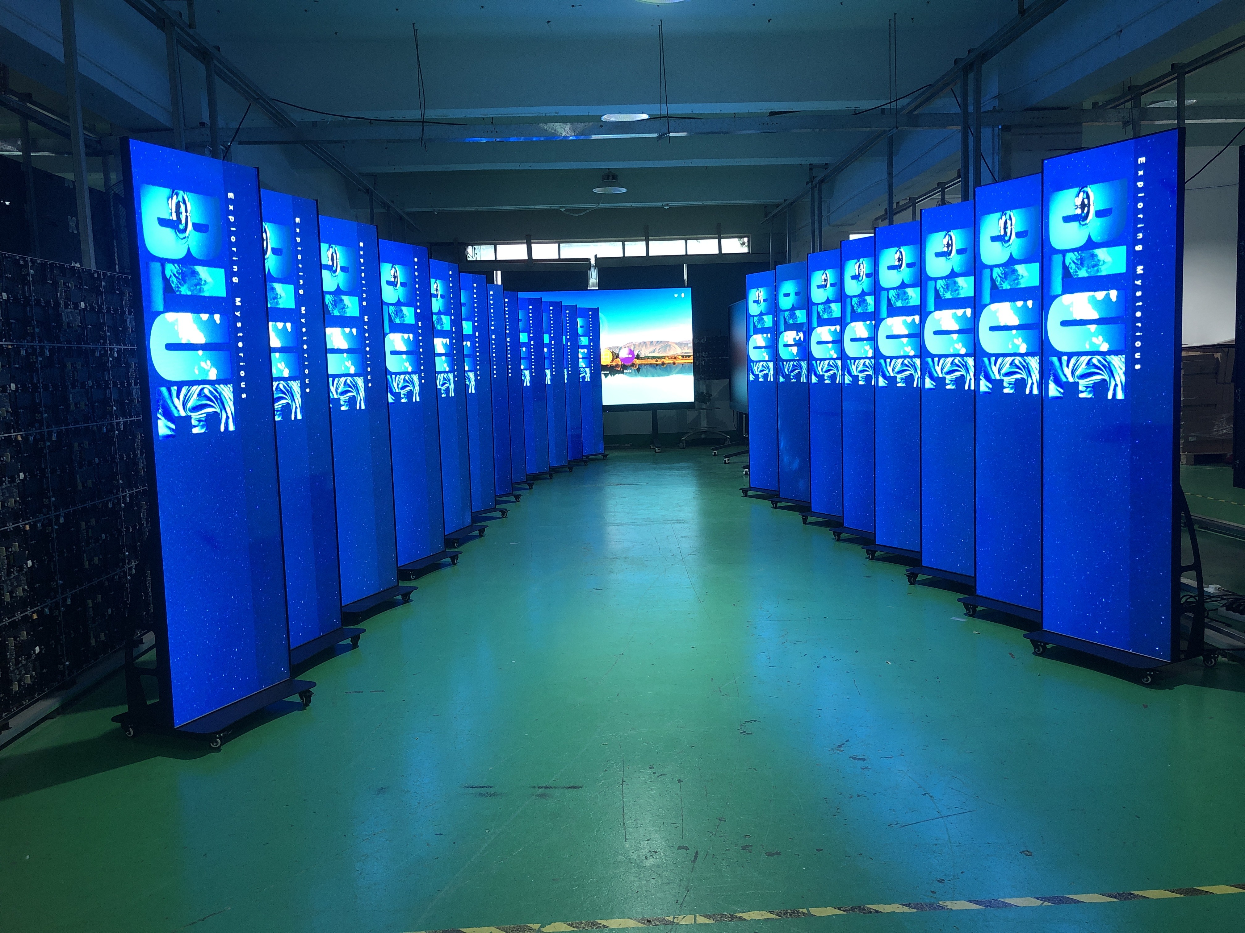 High Definition Video Wall LED Display with 2.5mm Pixel Pitch and 1000cd/m2 Brightness