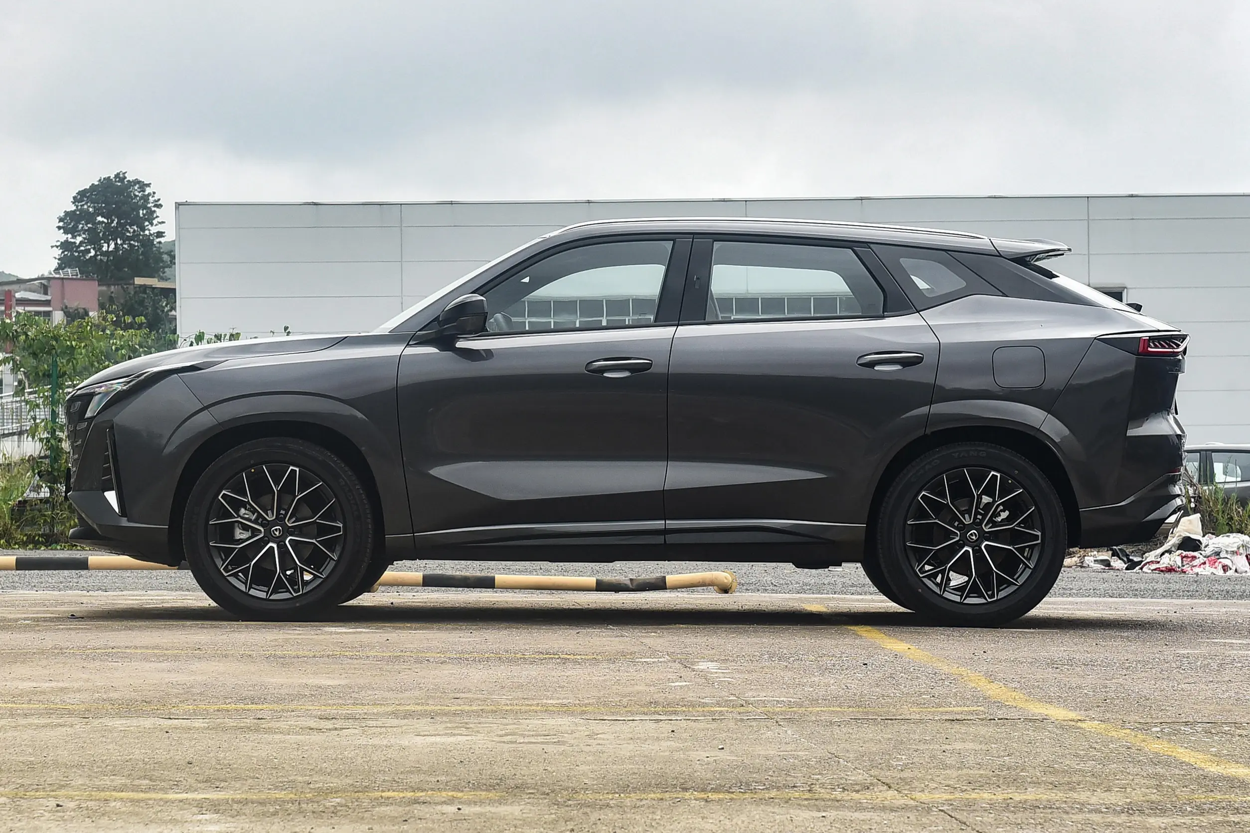 2025 Changan UNI-Z 1.5T DCT Prestige Model Gasoline SUV with 188hp FWD LHD R19 Maximum speed 200 Tire Size