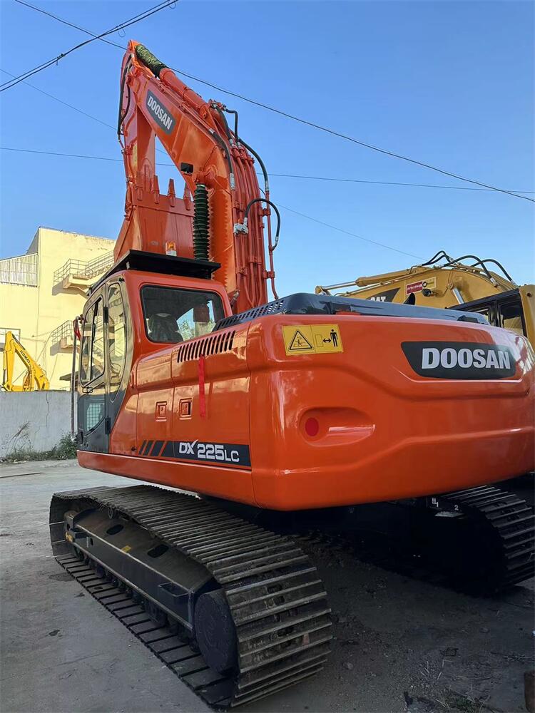 Korean Made Doosan DX225 Excavator 2022 Year 1400 Working Hours Used for Construction
