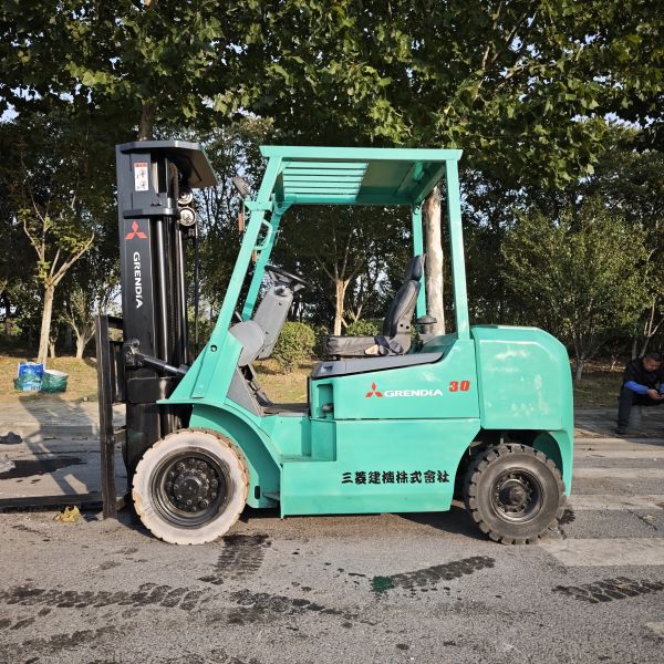 Used TCM 3-ton diesel forklift side view