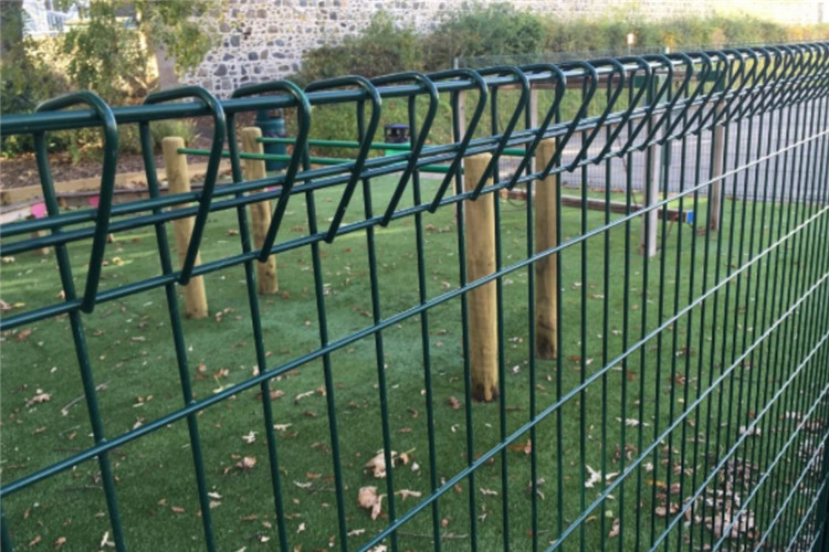 3mm-6mm Curved Welded Wire Fence Triangle Bending Fence Panels